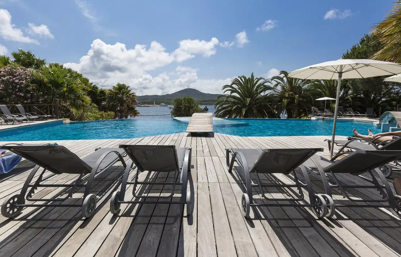 Piscine chauffée de l'ancien hôtel Le Libecciu - SMAYL Corsica