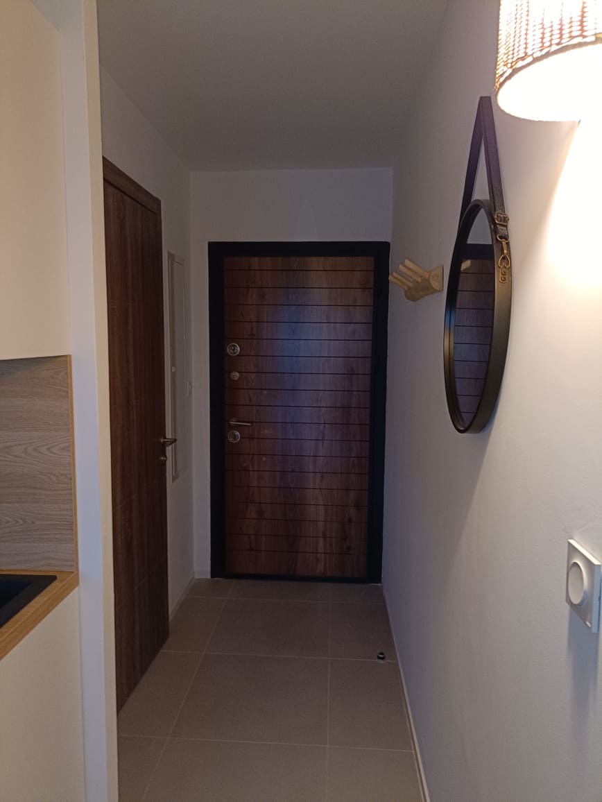 Porte d'entrée du couloir de l'appartement Le 308 Corse Pianottolli