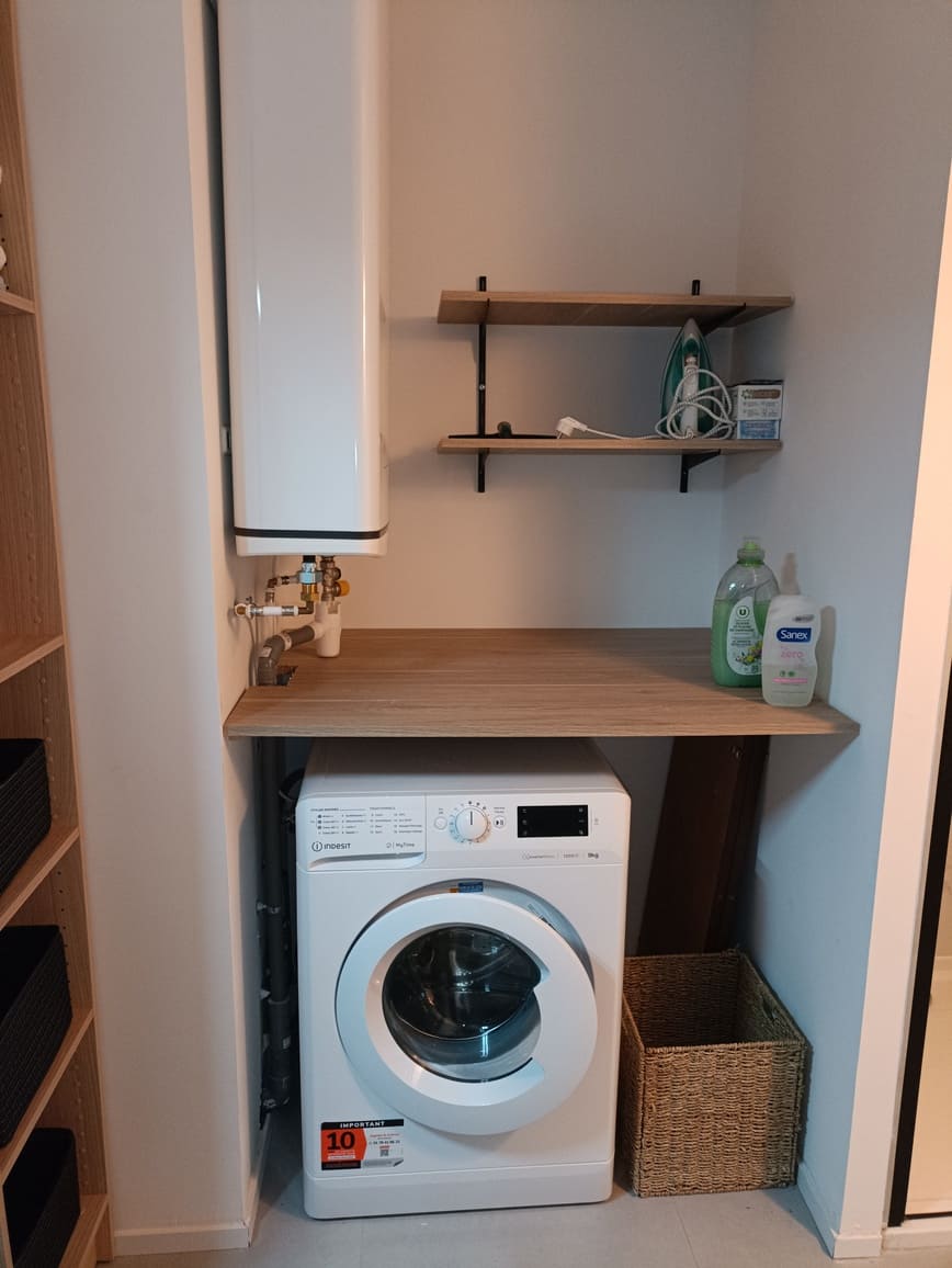 Coin buanderie avec le ballon d'eau-chaude et le lave-linge - Appartement Le 308 Corse Pianottolli