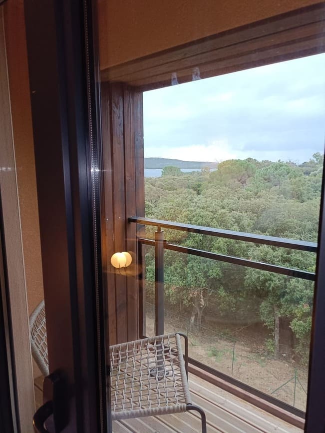 Balcon de l'appartement vu de l'intérieur avec une chaise dessus - Appartement Le 308 Corse Pianottolli